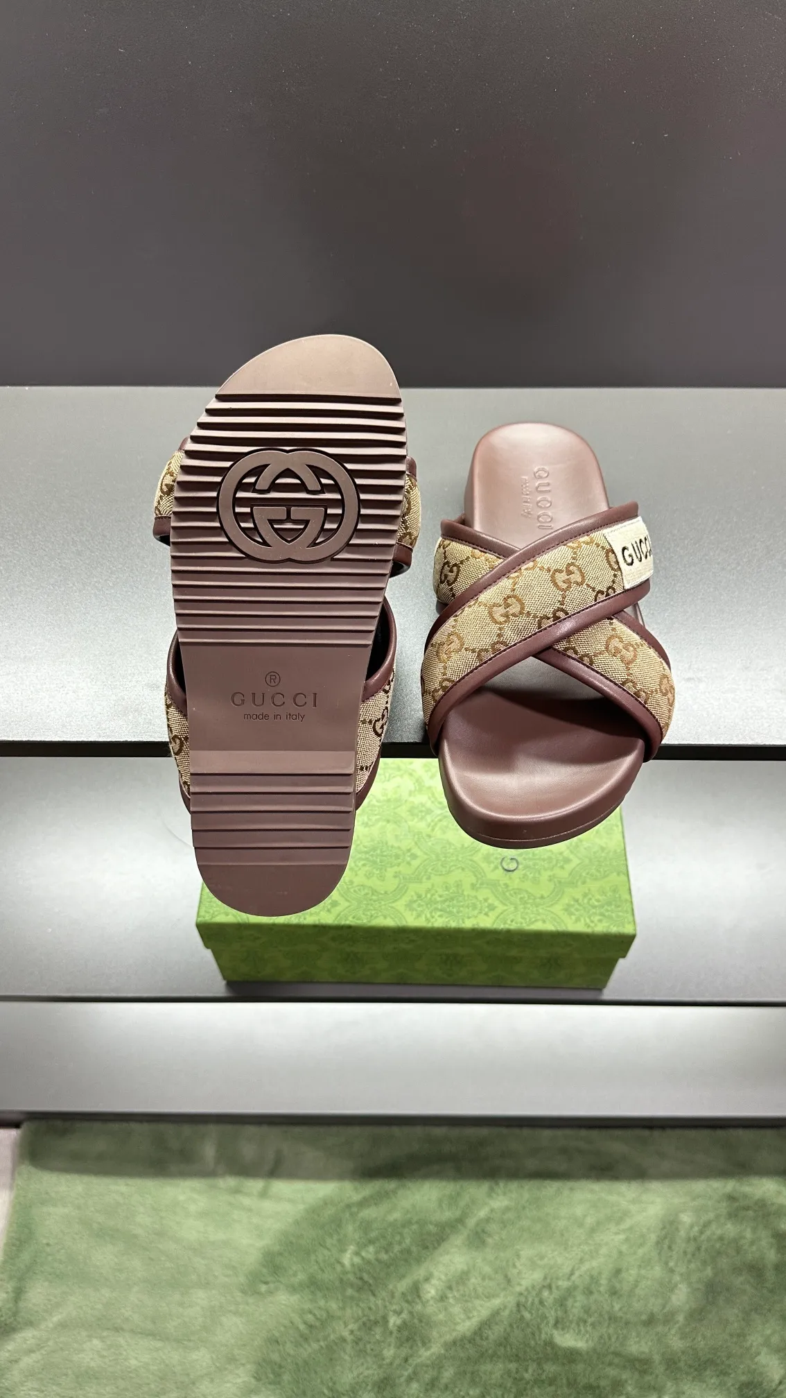[G Family Couple Style] P: 300💰Female size 36~40 Men's size 39~45, (46. Custom-made Unisex GG slippers This slipper is made of GG polyester fiber and is decorated with a Gucci label on the front, adding a striking logo feel to the style. Beige GG recycled polyester fiber Unisex leather trim "Gucci Made in Italy" embroidered label Rubber sole Flat Made in Italy